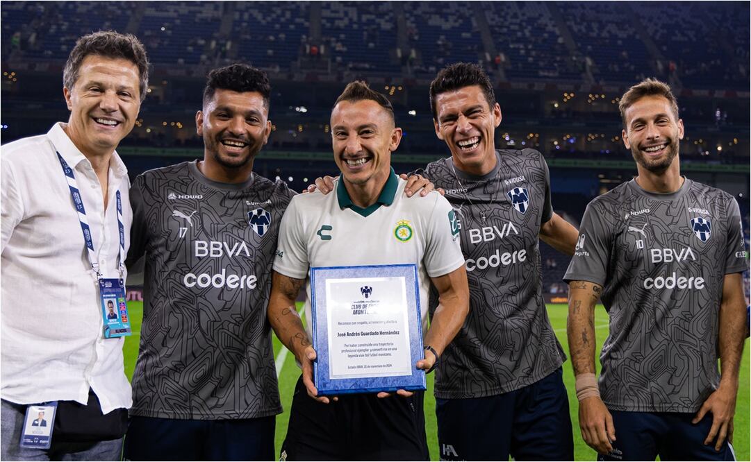 FOTO: @Rayados - Rayados de Monterrey entrega reconocimiento a Andrés Guardado