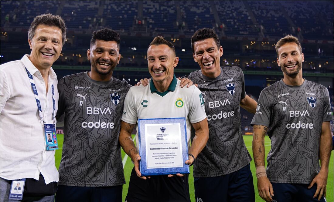 FOTO: @Rayados - Rayados de Monterrey entrega reconocimiento a Andrés Guardado
