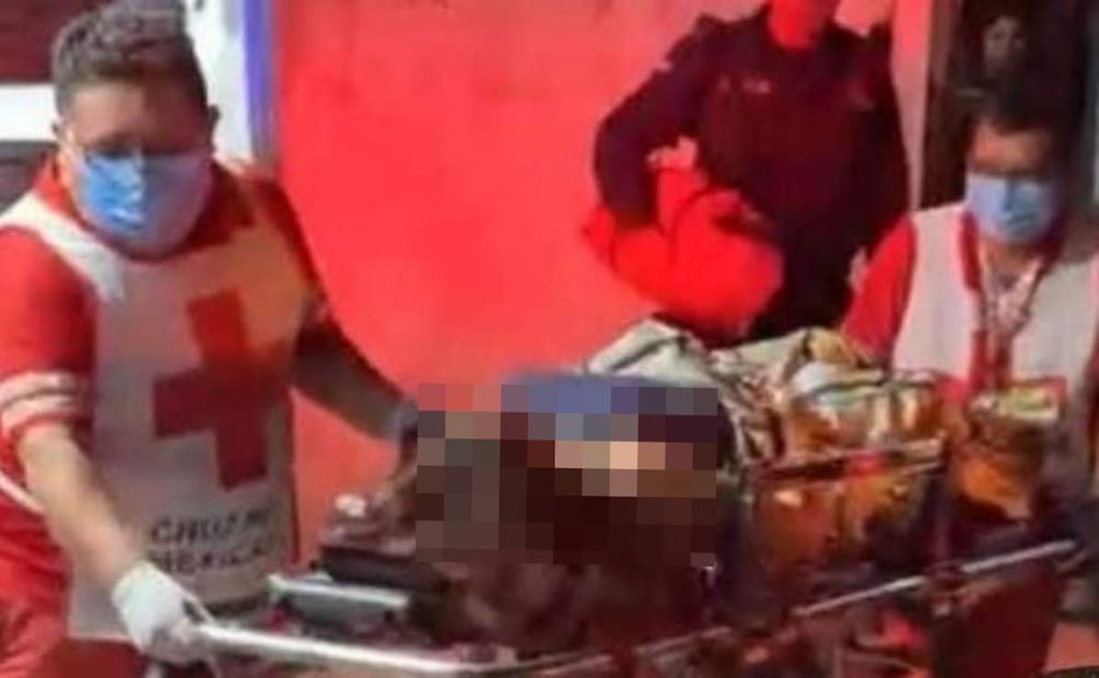 Paramédicos de la Cruz Roja auxilian a joven yucateca tras ser agredida por un hombre (25/04/2025). Foto: Especial