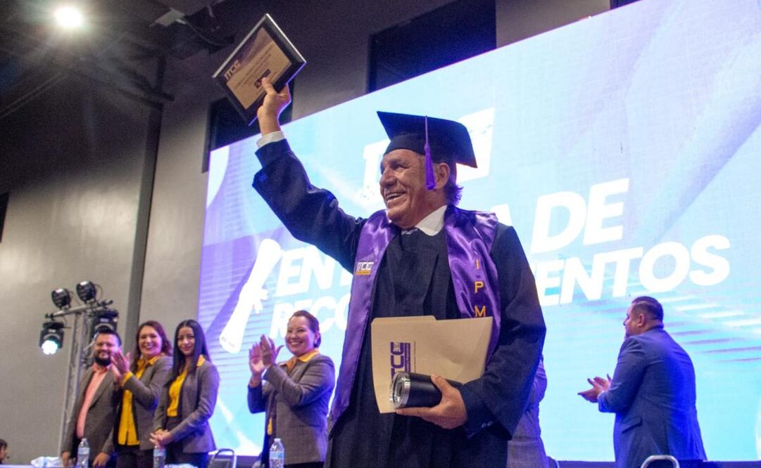 A sus 78 años, Héctor Martínez se gradúa de Ingeniero en Procesos de Manufactura en Tamaulipas (27/08/2025). Foto: Especial
