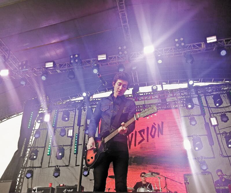 División Minúscula puso calor a la jornada de la tarde con temas como “Sognare”.  ARACELI GARCÍA EL UNIVERSAL