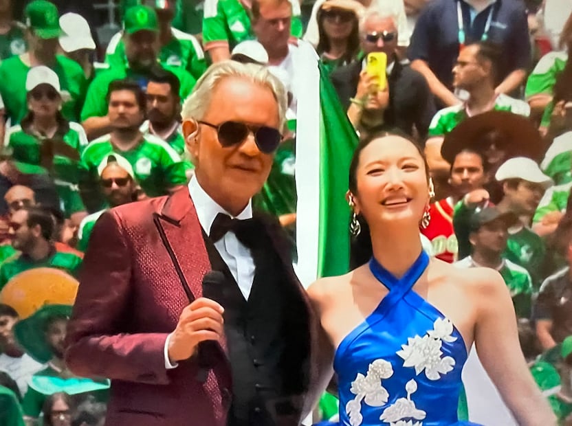 Andrea Bocelli y EJAE, en la inauguración del Mudial 2026, interpretando el himno oficial "DNA".
Foto: Especial