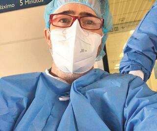 Tras padecer Covid-19, delegado federal por fin porta cubrebocas