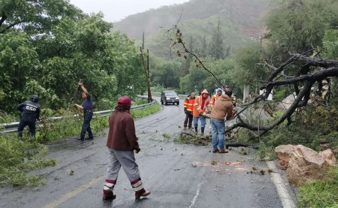 La Secretaría de Infraestructura Pública y Desarrollo Urbano informó que se han realizado tareas para despejar caminos que han sido bloqueados por más de 19 mil metros cúbicos de tierra. Foto: Especial