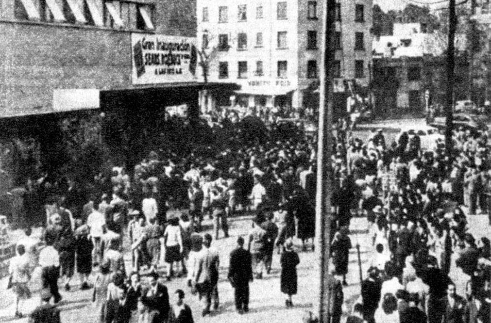 La multitud se congrega en las inmediaciones de la primera tienda Sears Roebuck de México, ubicada en la esquina de San Luis Potosí y la avenida de los Insurgentes, en la colonia Roma, el 27 de febrero de 1947, día de la inauguración. Imagen: Col. Villasana-Torres