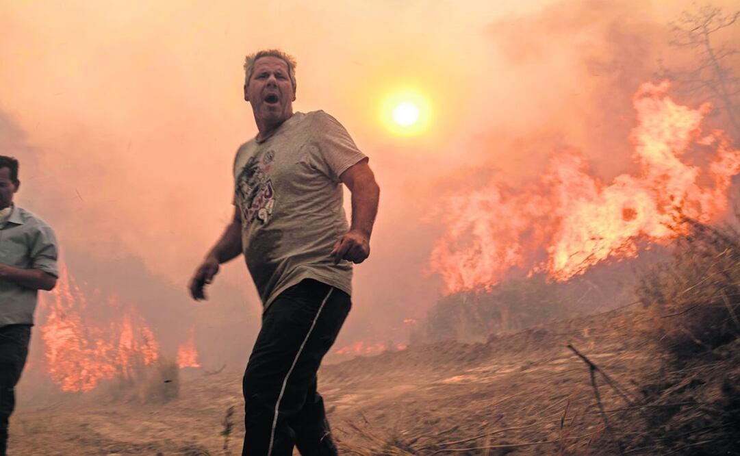Vecinos de la isla griega de Rodas se movilizaron ayer para apoyar a los turistas ante los incendios. Foto: AP