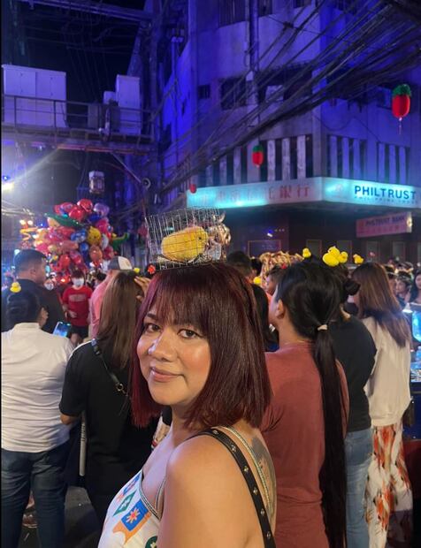 Chica se hace viral por pollito de verdad en la cabeza. 
Foto: Redes sociales