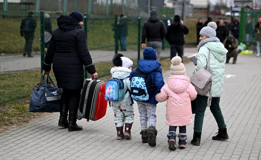 Una familia que huye de la invasión rusa a Ucrania llega a la frontera polaco-ucraniana en Medyka, sureste de Polonia. Foto: EFE