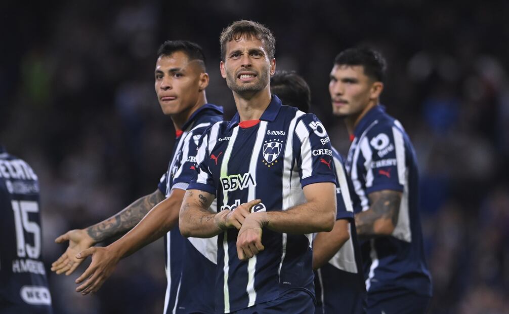 Johan Rojas y Sergio Canales en festejo, durante los Cuartos de Ida entre Rayados y Pumas - Foto: Imago7