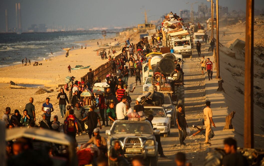 Palestinos se desplazan hacia el sur por una carretera en Nuseirat, en el centro de la Franja de Gaza. Foto: AFP