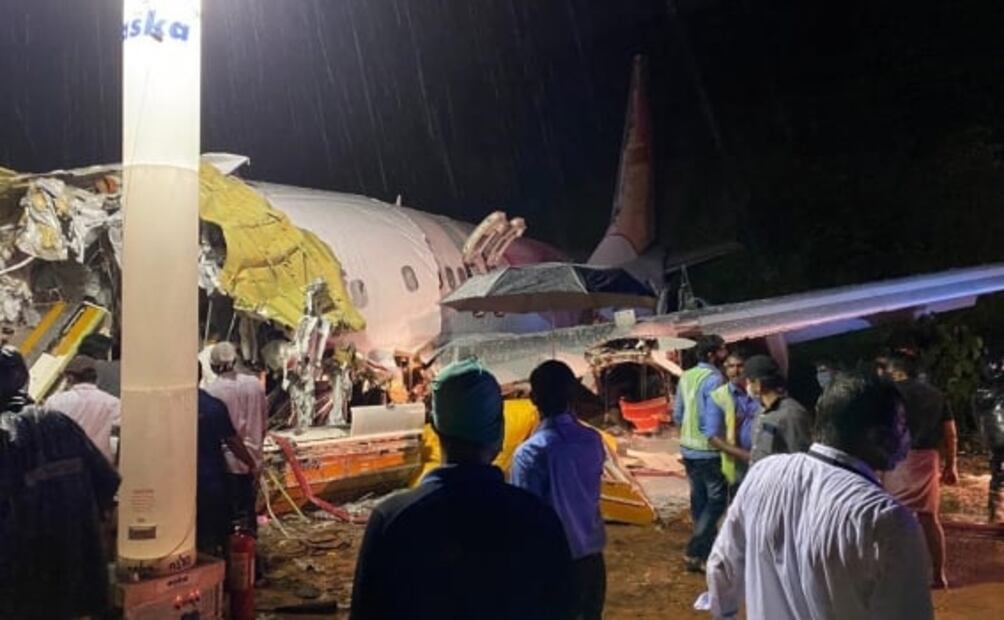 Avión aterrizó y se partió a la mitad en la India