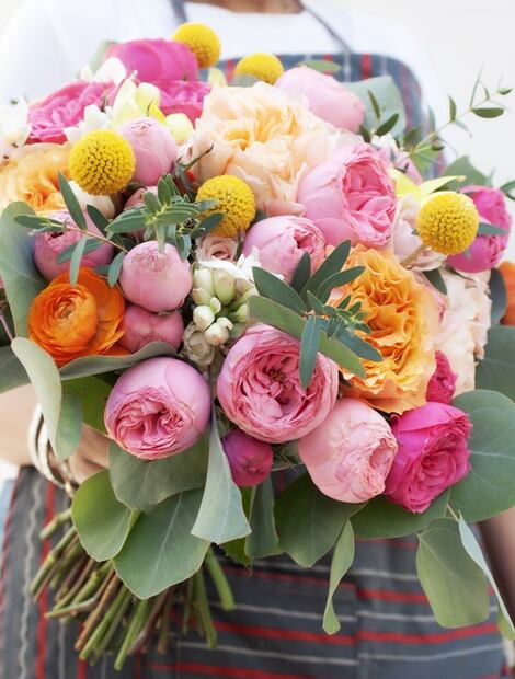 Ramo de Floristika. Uno de los factores más importantes del arreglo floral es el peso adecuado; debe pesar entre uno y medio o dos kilogramos, según explicó Elizabeth Ladrón, pues sería muy incómodo si excede ese parámetro y hasta entorpecería el festejo. Foto: Cortesía Floristika.