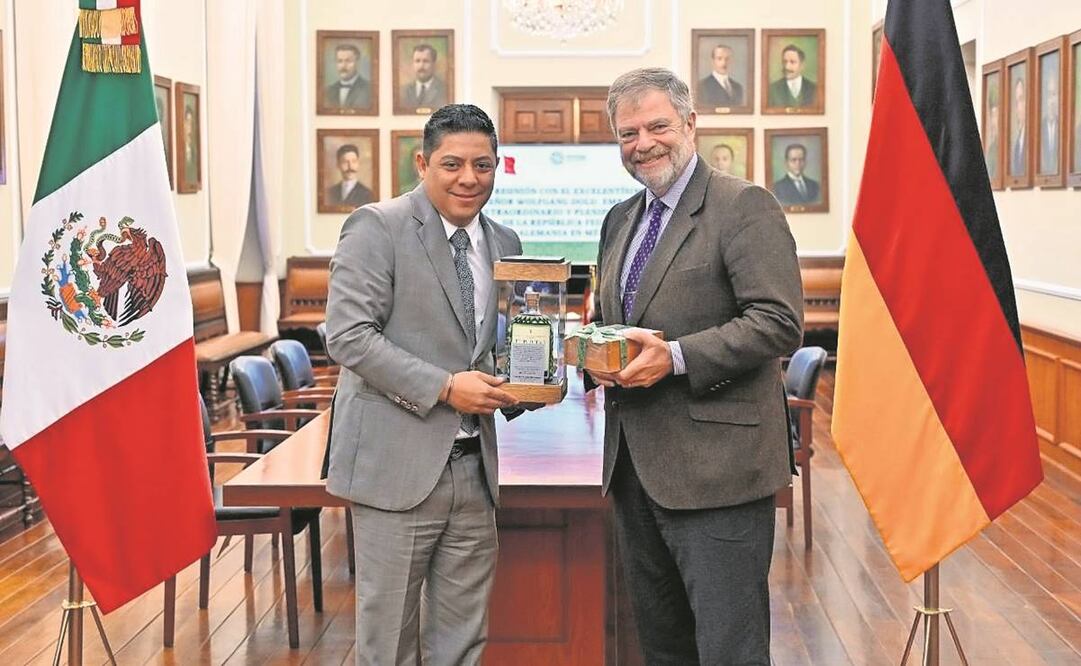 El gobernador Ricardo Gallardo Cardona y el embajador de Alemania en México, Wolfgang Dold, intercambiaron presentes durante su reunión.Foto: Especial