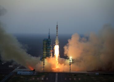 China lanza con éxito su sexta misión espacial tripulada