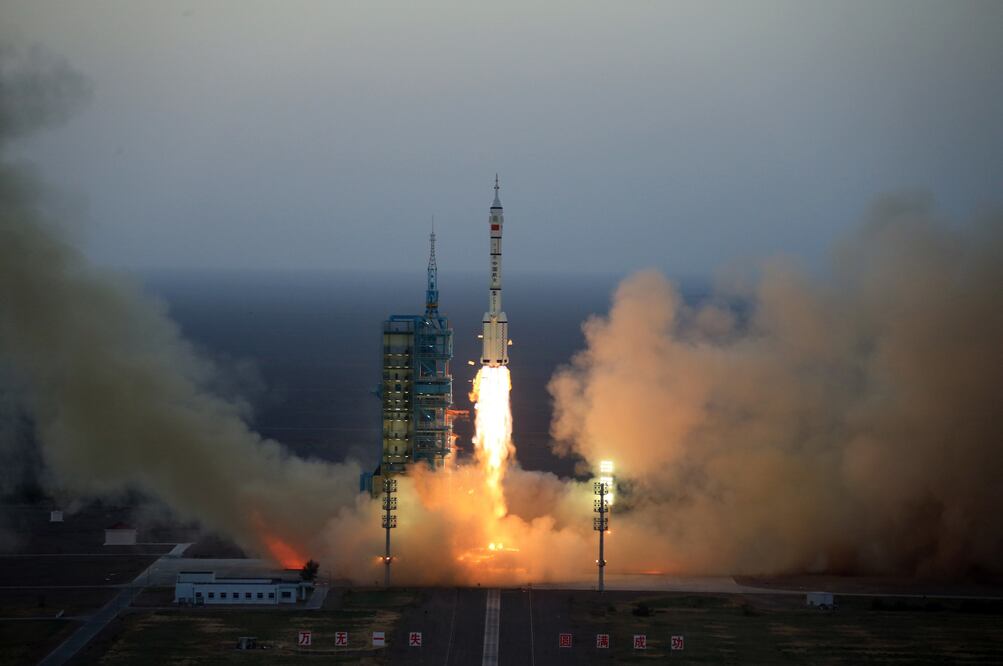 La nave espacial tripulada Shenzhou-11 es impulsada por el cohete portador Gran Marcha-2F en el Centro de Lanzamiento de Satélites de Jiuquan (Foto: Xinhua)