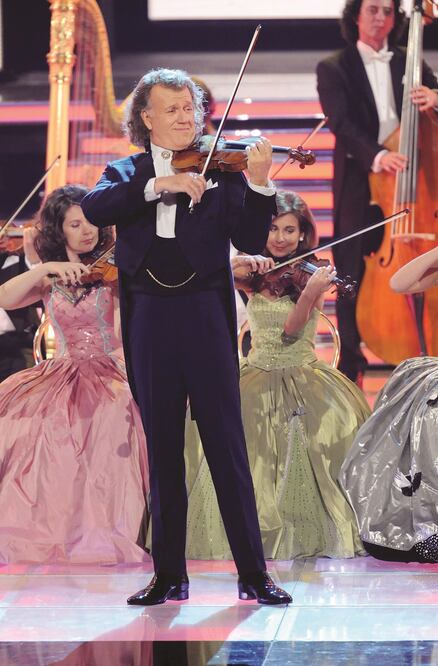 Un elegante traje y su violín lo acompañaron en la velada (CLASOS)