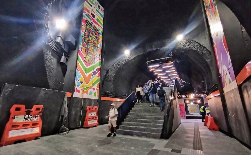 En las escaleras de los andenes la estructura fue pintada de negro y pusieron plafones grises. Foto: FERNANDA ROJAS/EL UNIVERSAL