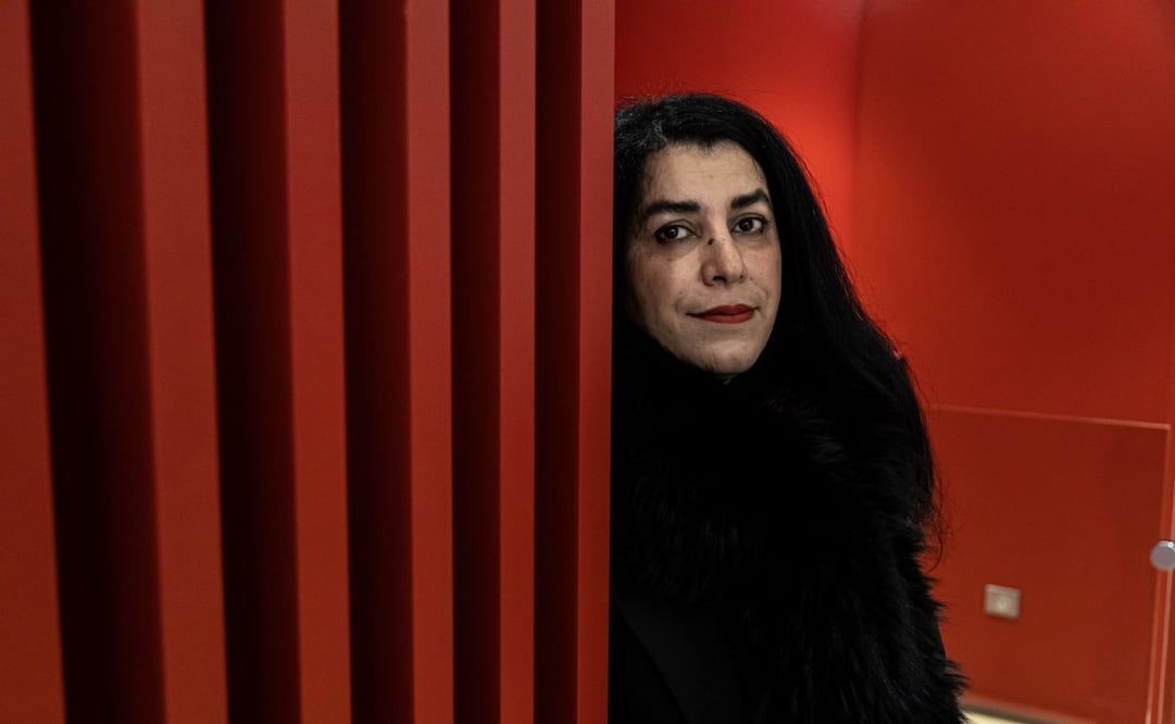 La novelista gráfica, ilustradora y directora de cine francesa nacida en Irán, Marjane Satrapi, posa para fotografías durante las celebraciones del Día Internacional de la Mujer en Saint Ouen, cerca de París, Francia, el 8 de marzo de 2023. Foto: EFE