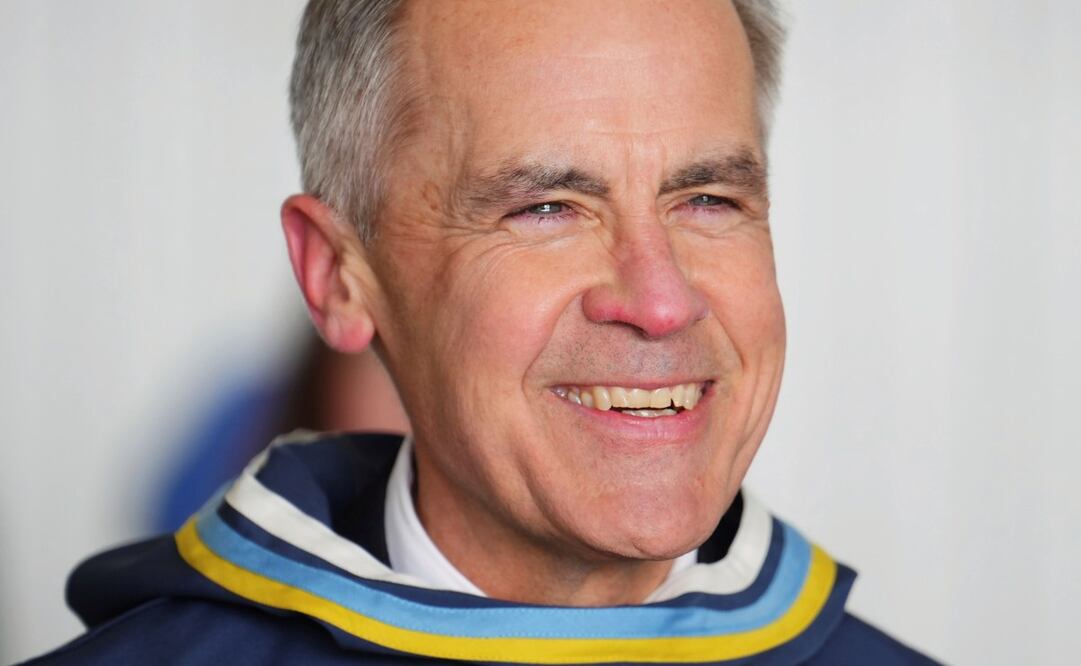 El primer ministro de Canadá, Mark Carney, observa después de hacer un anuncio en una base de operaciones avanzada de las Fuerzas Armadas Canadienses en Iqaluit, Nunavut, el martes 18 de marzo de 2025. Foto: AP