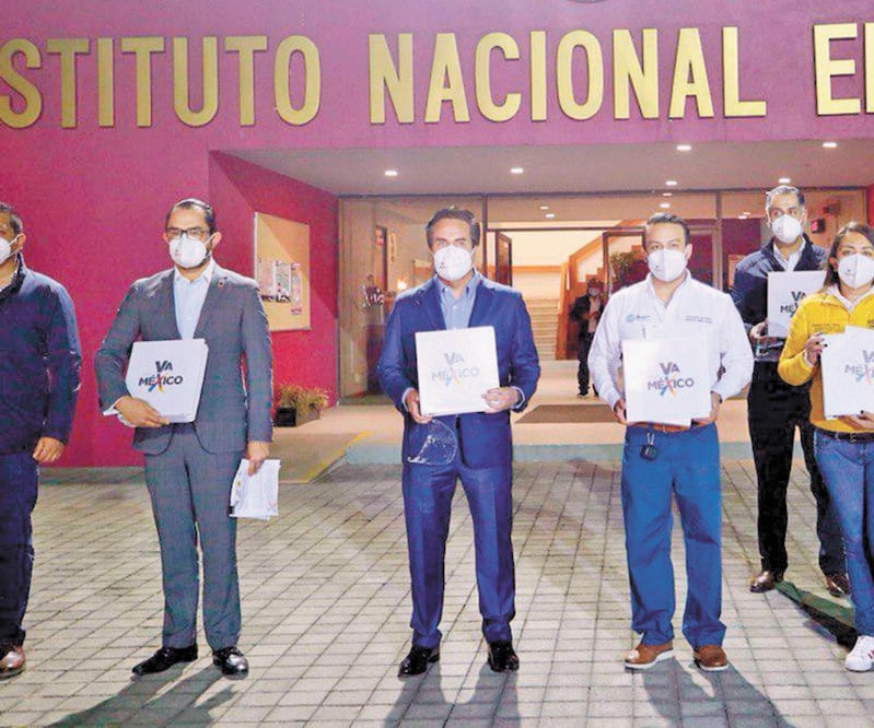 Representantes del PAN, PRI y PRD acudieron al INE para formalizar su coalición parcial electoral. Foto: ESPECIAL