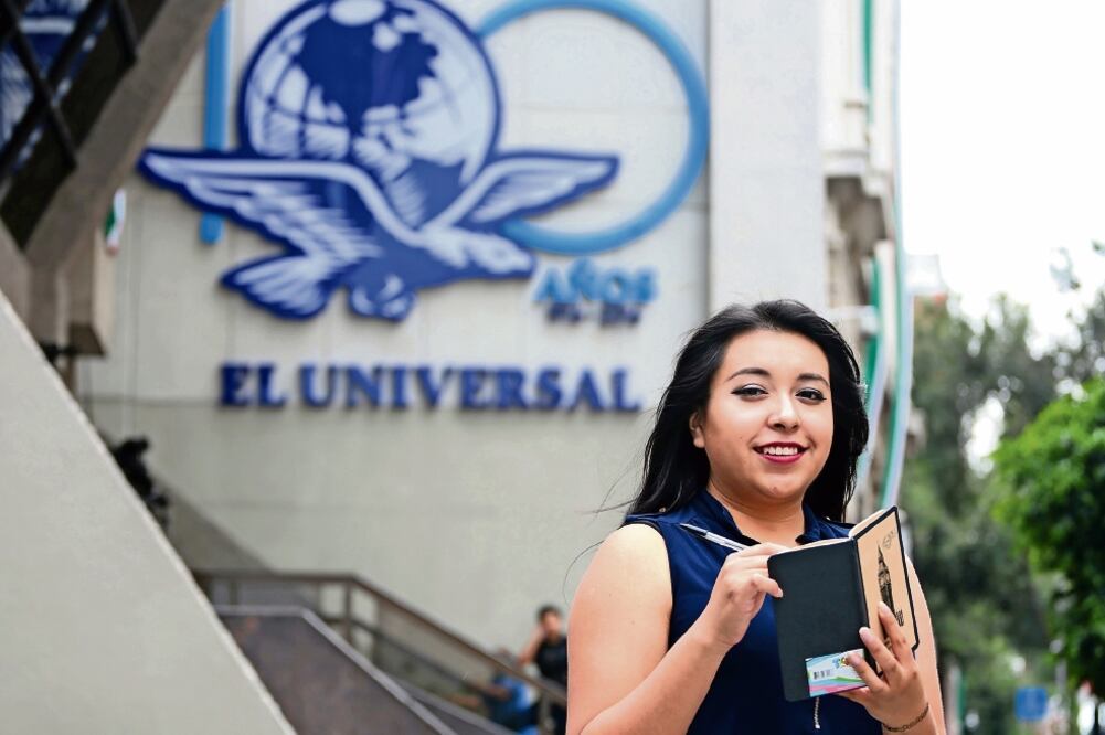 Laura Giovanna, estudiante de Comunicación, presentó el texto Brusco despertar del american dream; los mexicanos que no son ni de aquí ni de allá (BERENICE FREGOSO. EL UNIVERSAL)
