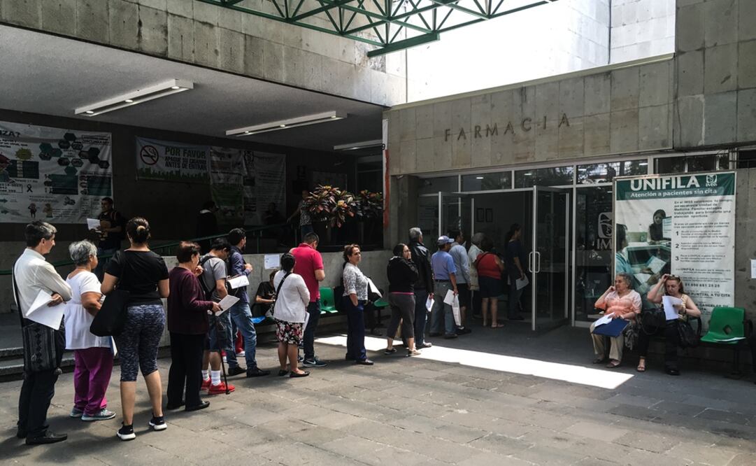 Ayer, en la Clínica 28 del IMSS, en la colonia Del Valle, se apreció una larga fila de derechohabientes en la farmacia. (Germán Espinosa / EL UNIVERSAL)