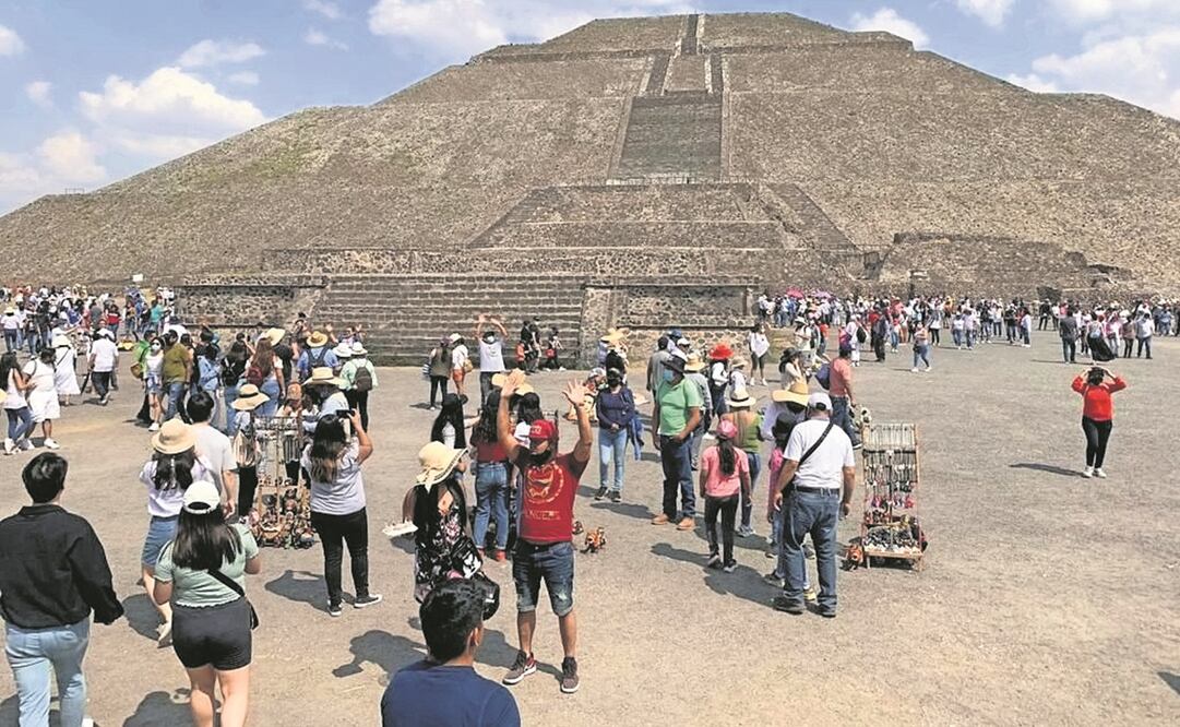 Turistas nacionales y extranjeros acudieron a recibir el equi-noccio de primavera frente a las pirámides del Sol y la Luna. Foto: Especial 