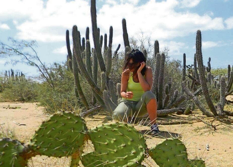 Una migrante, a la espera de poder cruzar del lado estadounidense de la frontera, sin ser descubierta.