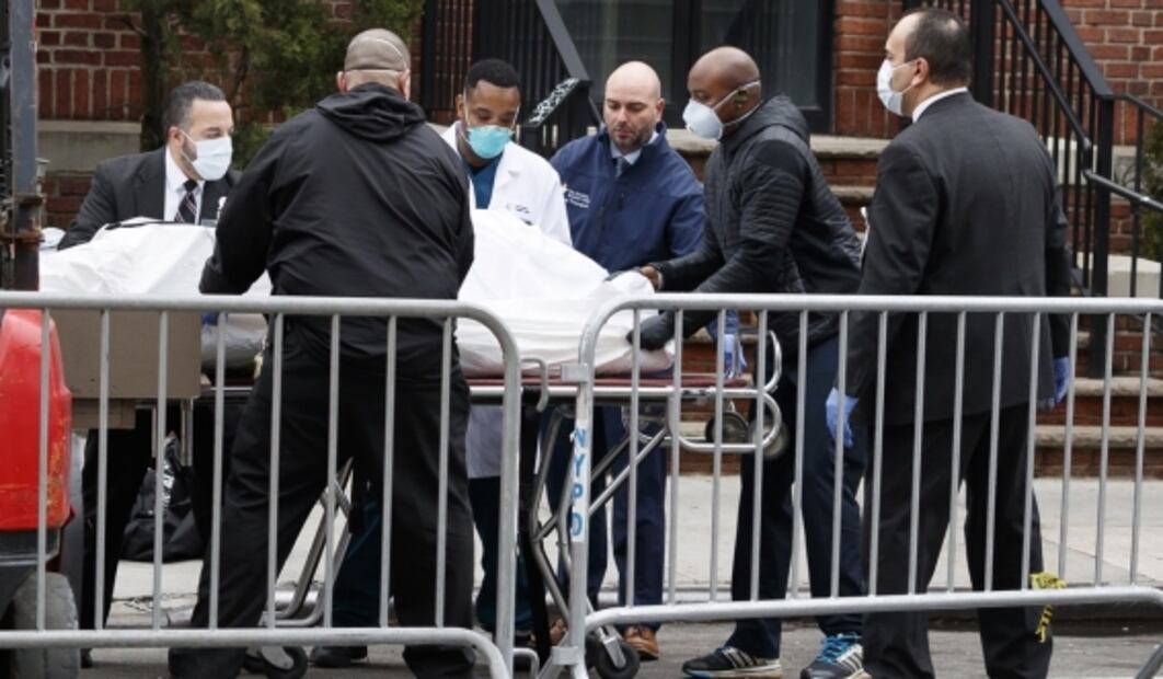 Muertes por Covid-19 rebasan morgues en Nueva York