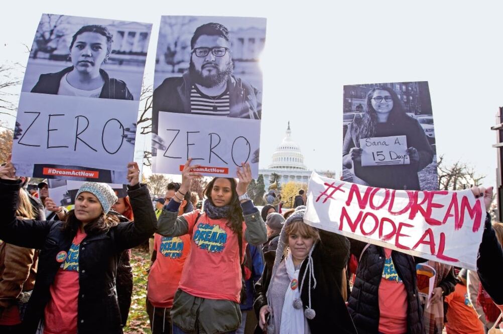 Manifestantes durante la protesta de ayer en favor de los dreamers frente al Capitolio, en Washington (JOSÉ LUIS MAGAÑA. AP)