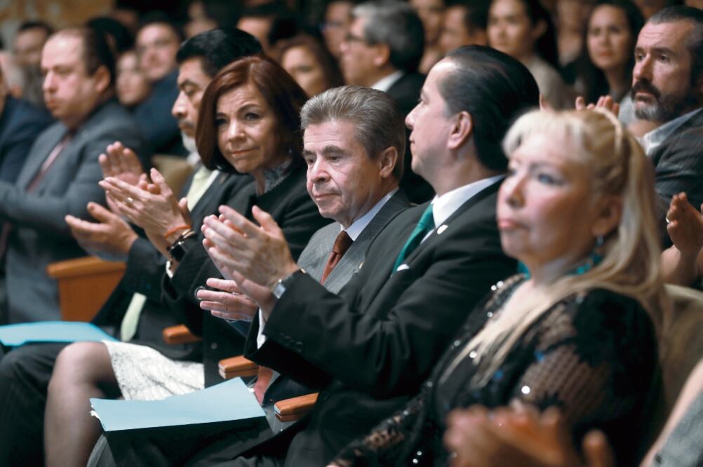 El senador Enrique Burgos García (tercero de der. a izq.), ex gobernador de Querétaro, asistió a la ceremonia en el Palacio de Bellas Artes. (ALEJANDRA LEYVA. EL UNIVERSAL)