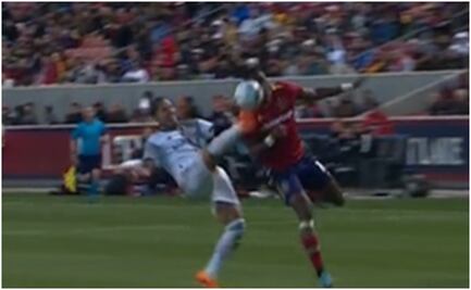 VIDEO: Carlos Salcedo es expulsado por patear la cabeza de un rival