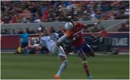 VIDEO: Carlos Salcedo es expulsado por patear la cabeza de un rival