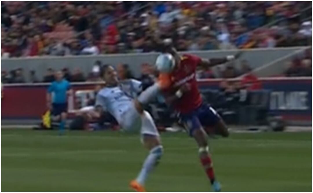 VIDEO: Carlos Salcedo es expulsado por patear la cabeza de un rival / FOTO: ESPECIAL