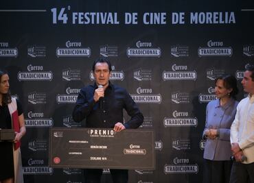 Dona Demián Bichir 120 mil pesos a padres de los 43