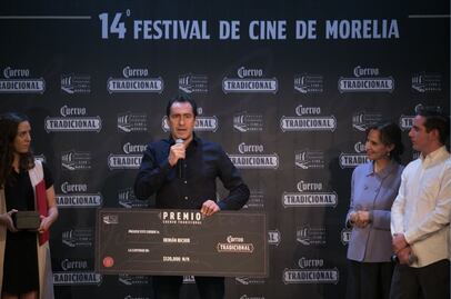 Dona Demián Bichir 120 mil pesos a padres de los 43