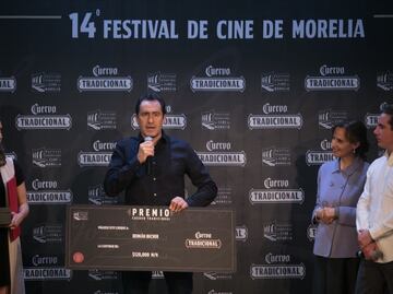 Dona Demián Bichir 120 mil pesos a padres de los 43