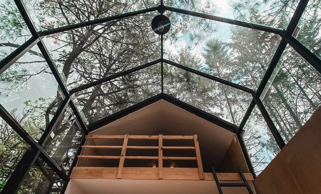 Cada cabaña tiene una sección de cristal con techo y una pared totalmente transparente. Foto: BosqueCielo