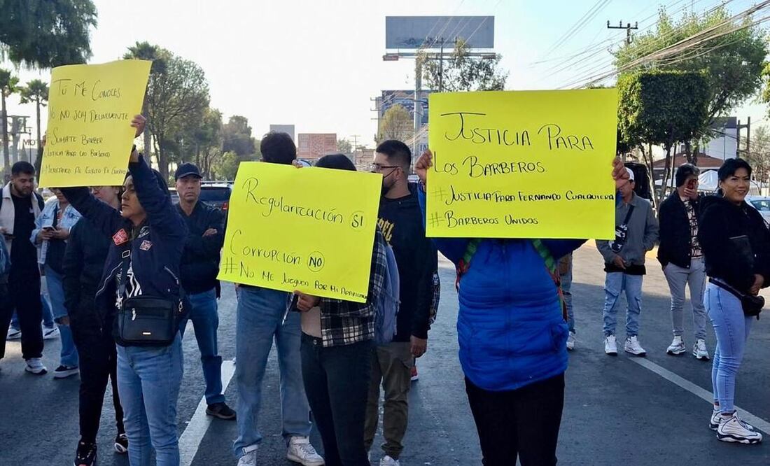 Frente al palacio municipal de Atizapán de Zaragoza un grupo de propietarios de barberías se concentraron desde las 7:30 de la mañana / Foto Rebeca Jiménez