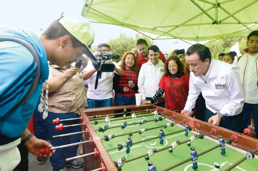 Durante sus recorridos, el aspirante a la jefatura de Gobierno local por el PRI aprovechó para jugar una reta de “f utb o l ito” con los vecinos de la colonia San Lorenzo Tezonco, en Iztapalapa. (CORTESÍA)