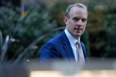Renuncia el vice primer ministro británico Raab señalado por acoso moral