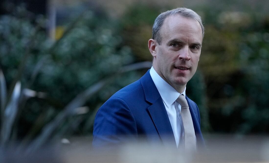 El vice primer ministro británico Dominic Raab llega a 10 Downing Street, Londres,  el18 de enero de 2022. Raab renunció el viernes, tras un informe que lo acusa de conducta abusiva hacia el personal. Foto: AP