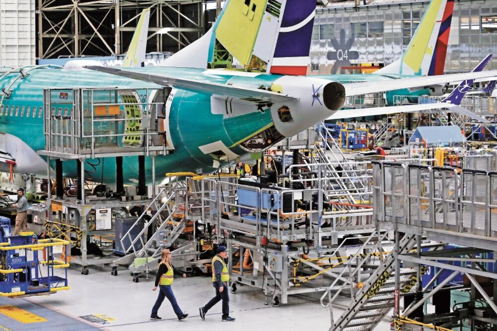 Cambios. Taller de Boeing, en Renton, Washington. La empresa presentó ayer modificaciones en sus modelos 737 Max. Foto: LINDSEY WASSON. REUTERS