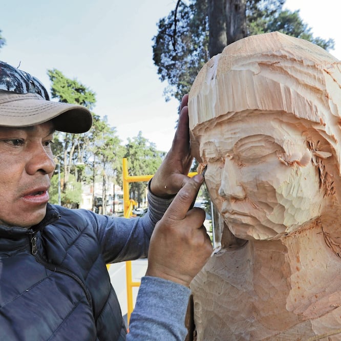 El escultor dijo que tardará cerca de cuatro semanas en terminar la figura de 7 metros de altura y 800 kilos de peso. JORGE ALVARADO. EL UNIVERSAL
