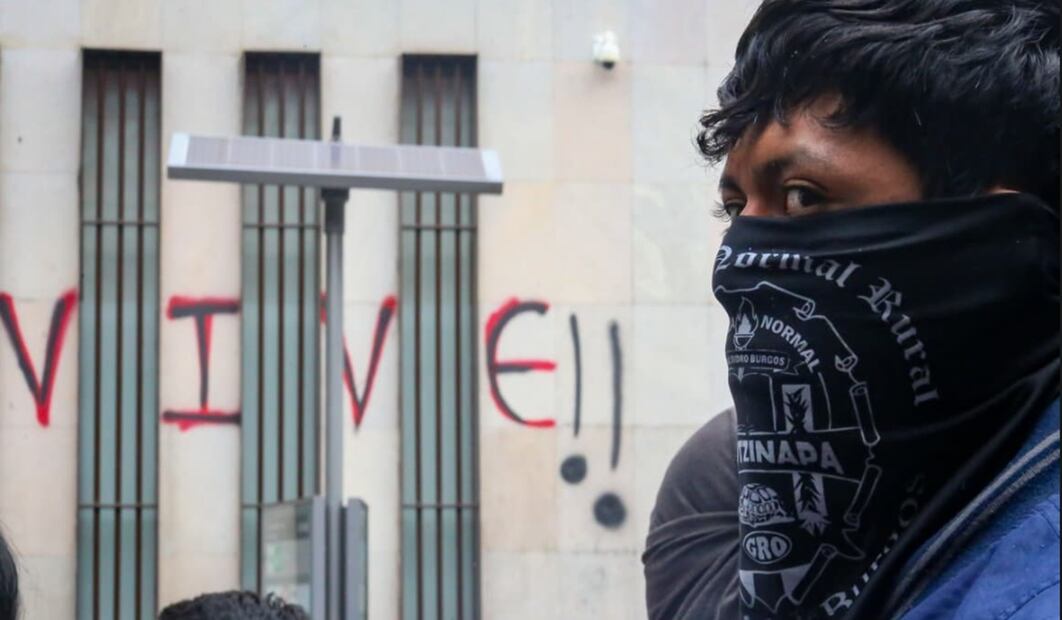 Normalistas y padres y familiares de los 43 normalistas desaparecidos marcharon sobre avenida Juárez en dirección a la SRE para exigir la extradición de Tomás Zerón de Lucio en la Ciudad de México, el 24 de septiembre de 2025. Foto: Luis Camacho/EL UNIVERSAL