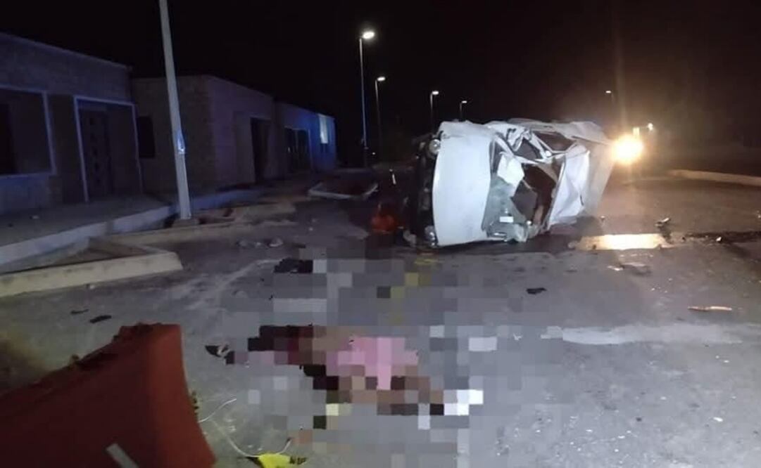 Los primeros reportes indican que el chofer perdió el control del vehículo por lo cual el automóvil salió disparado y terminó volcado sobre su costado izquierdo (26/01/2025). Foto: Especial/El Universal