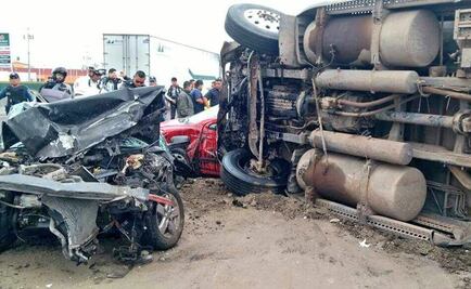 Tráiler vuelca en la autopista México-Puebla