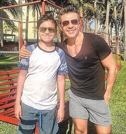 Adrián Uribe es un papá muy serio