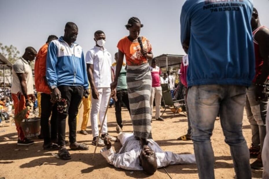 Adja, la curandera con "poderes inmensos" que provoca ríos de gente en Burkina Faso