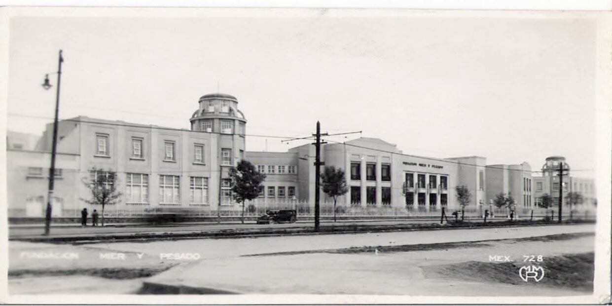 Instituto Mier y Pesado para niñas sobre la Calzada de Guadalupe en los años cuarenta. Crédito: Col. Villasana.
